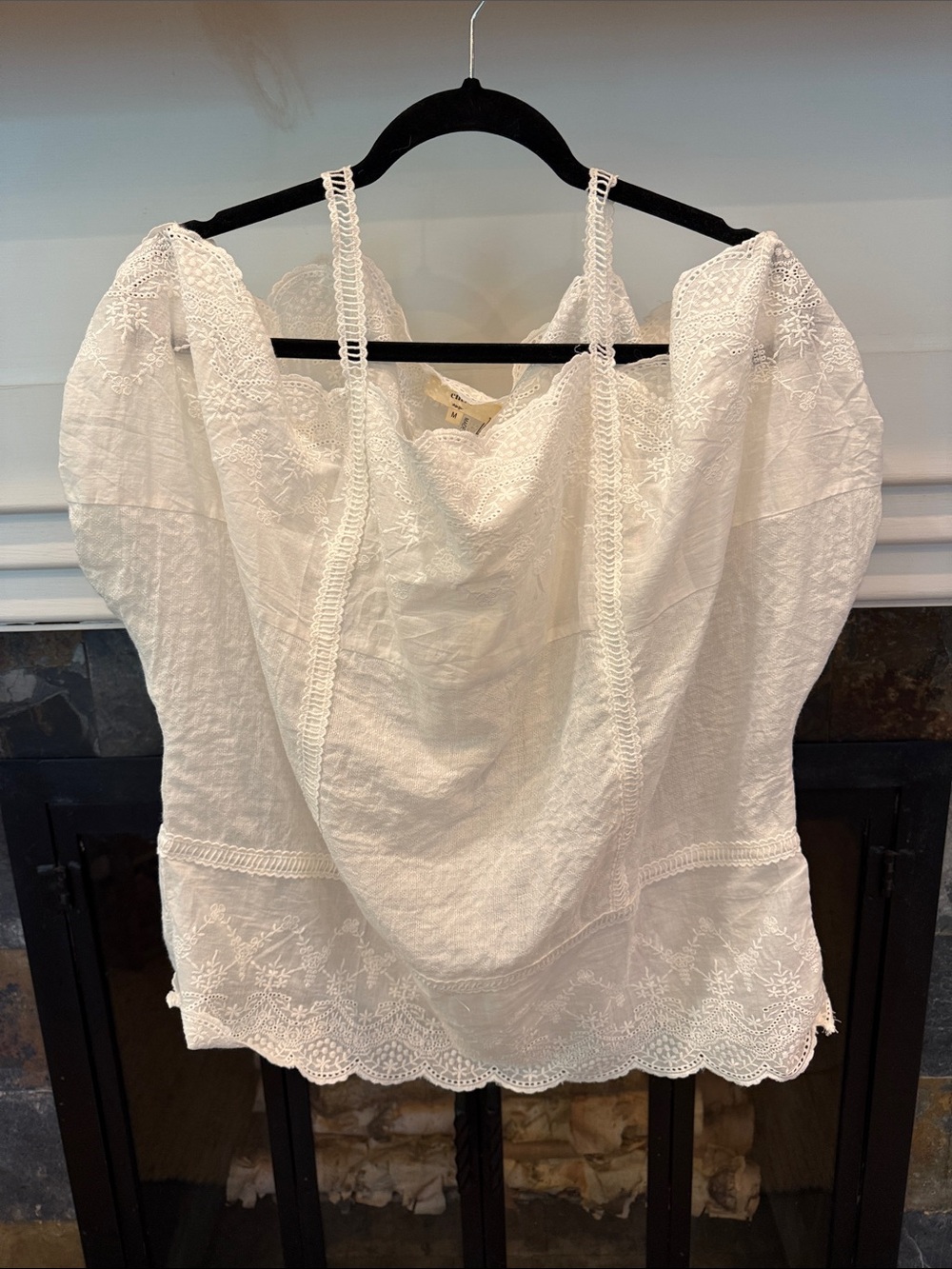 entro White Lace-Trim Top. Size M. Beautiful detailing & off-shoulder sleeves.